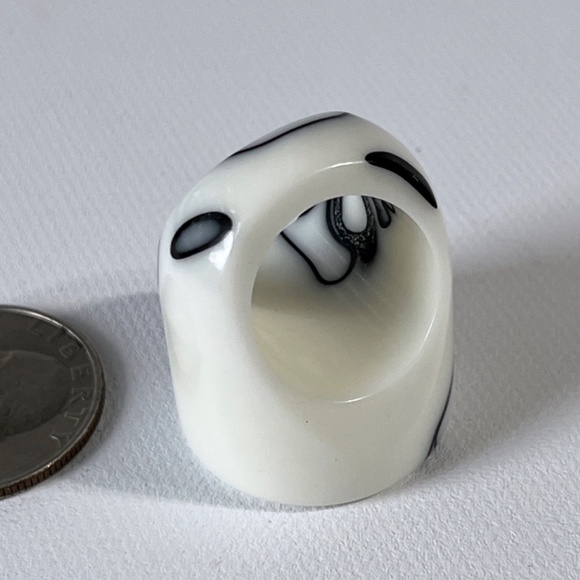 Vintage Lucite Ring Chunky Flat Top Dome White Black Marble Swirl Statement - Picture 13 of 14